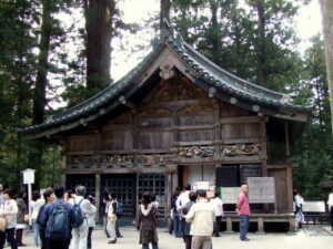 Wikipediaより：日光東照宮　神厩舎。三猿の彫刻がある　